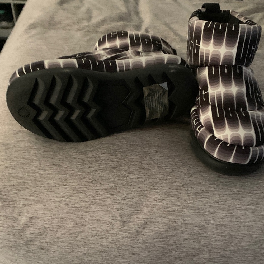 UGG - Picture 2 of 3